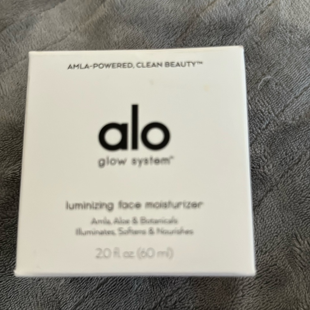 Luminizing face moisturizer!20fl oz bnib